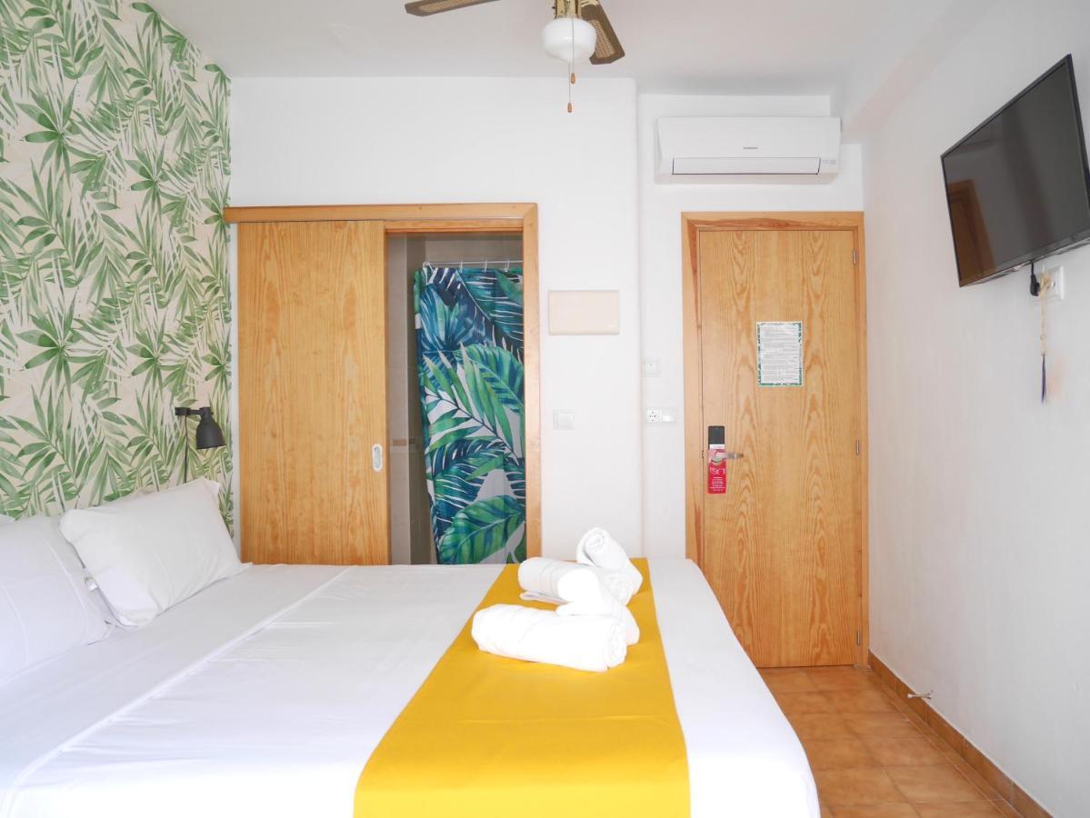 Nanit Rooms Ibiza Hostal Санта Еулалия дел Рио Екстериор снимка