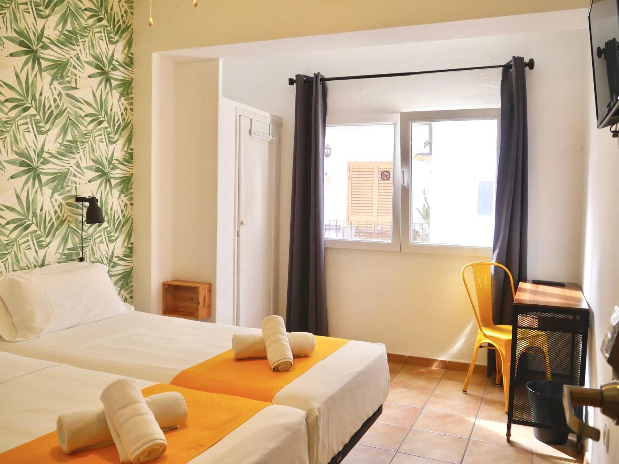 Nanit Rooms Ibiza Hostal Санта Еулалия дел Рио Екстериор снимка